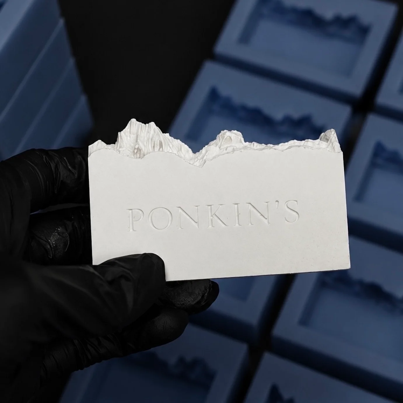 Тестовая гипсовая отливка мыла Ponkin’s с рельефом горного хребта и логотипом